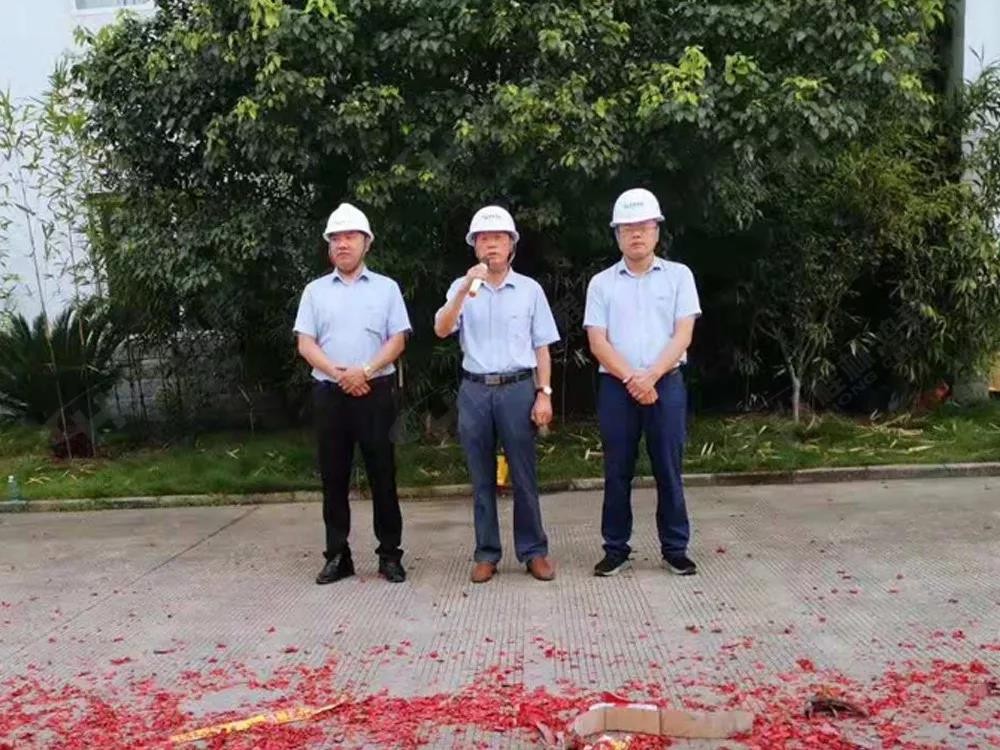 桂林鴻程董事長容平勛發(fā)表致辭桂林鴻程機(jī)電設(shè)備有限公司廠區(qū)2#生產(chǎn)廠房開工大吉！