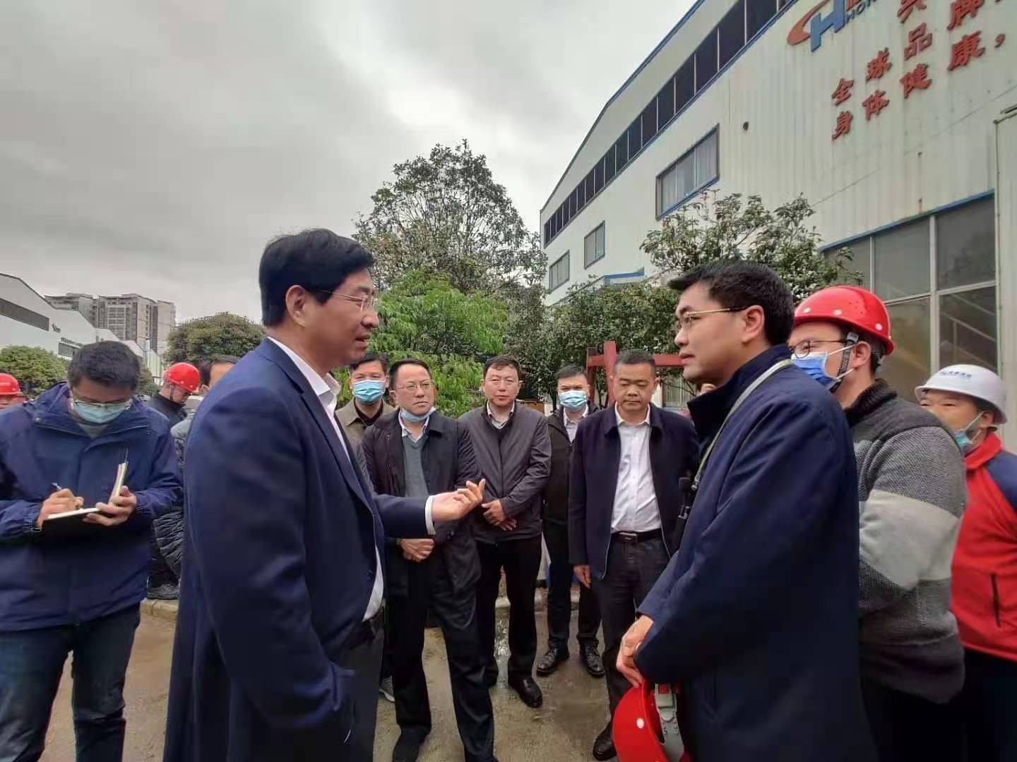 桂林市委書記周家斌書記，鐘洪常務(wù)副市長等市委市政府，區(qū)委區(qū)政府領(lǐng)導(dǎo)一行開年第一站來到廣西桂林鴻程機(jī)械廠指導(dǎo)慰問