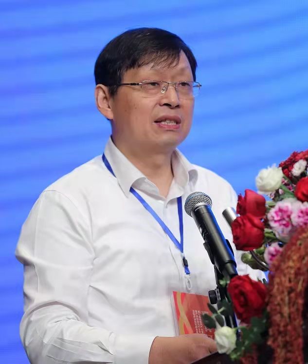 廣西大學校長助理、廣西碳酸鈣產業化工程院常務副院長、廣西碳酸鈣行業協會會長童張法圖片來源：廣西碳酸鈣產業化工程院